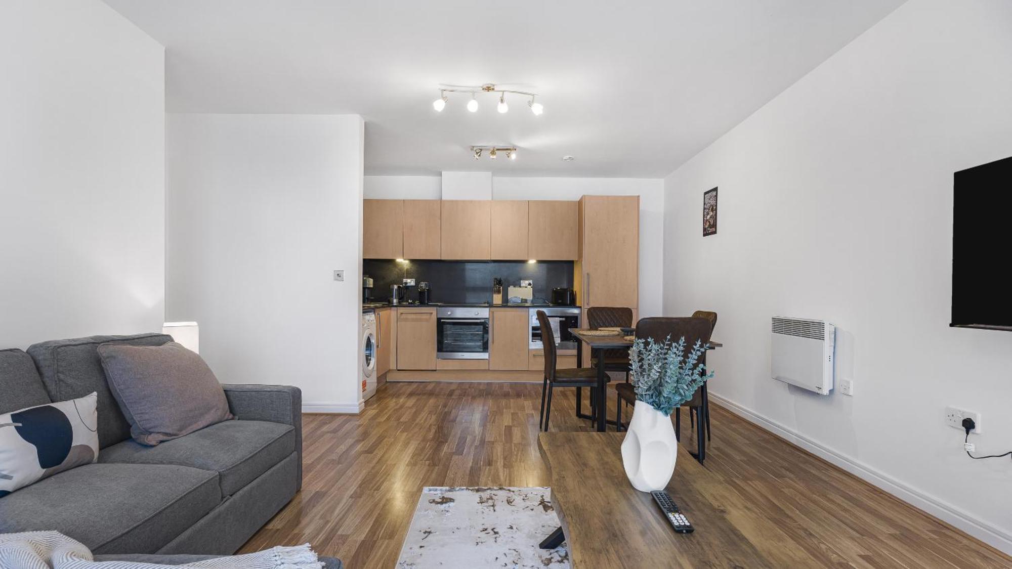 The Mailbox - 2 Bed 2 Bath City Centre Apartment